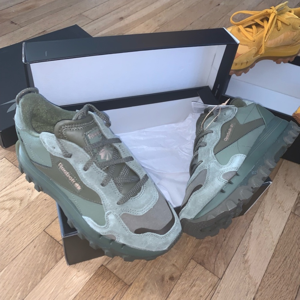 Women’s Reebok x Cardi B - Picture 3 of 5